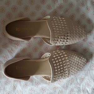 Restricted flat shoes